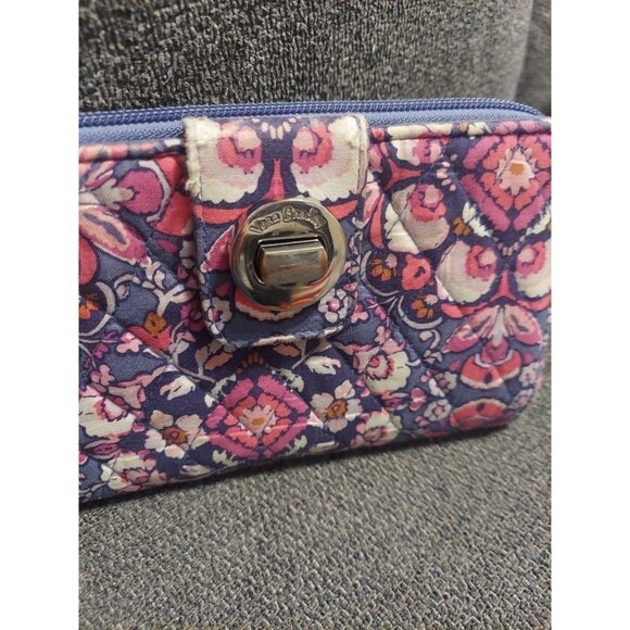 VERA BRADLEY RFID TURNLOCK WALLET‎ MAGENTA MEDALLIONS Rare - Picture 2 of 11